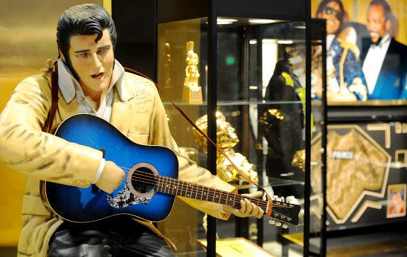 Музей Майкла Джексона - Статуя Элвиса Прэстли