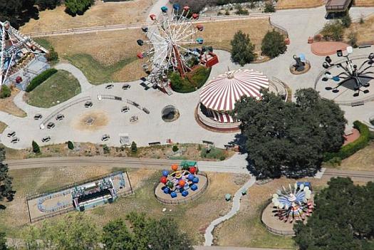 Площадка атракционов Луна-Парка на ранчо Neverland.